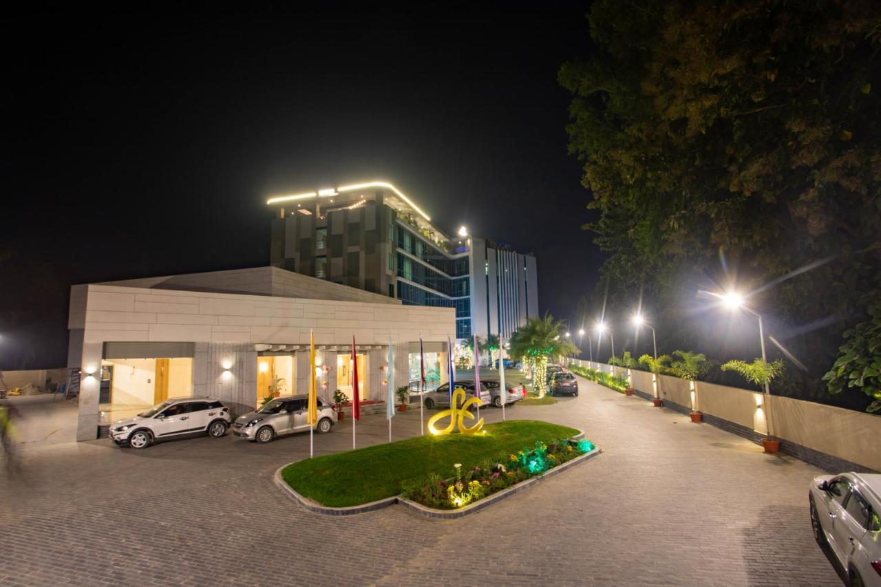 Hotel Siraichuli Chitwan Bagian luar foto